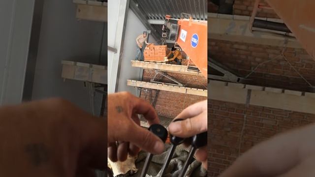 Строительные столы ставим под потолком в строящемся магазине ЖК Северная Мыза смотреть онлайн