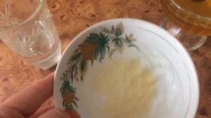 Один из способов проверки меда. Самый простой.