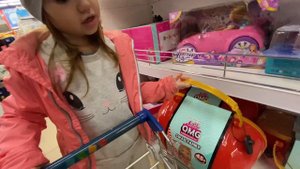 Дарина Лайт в Детском мире выбирает подарки на День рождения