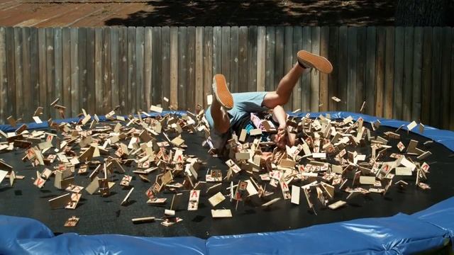 Что будет если прыгнуть на 1000 мышеловок? (В замедленной съемке) смотреть онлайн