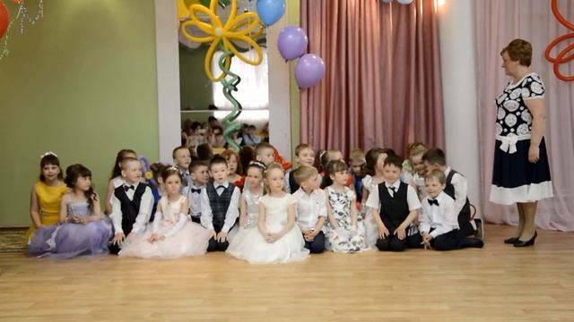 Эмоциональная сценка для Воспитателя по сценарию "Садовница" на Выпускном в детском саду смотреть онлайн