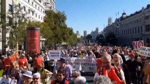 Тысячи испанских пенсионеров, недовольных снижением уровня жизни, вышли на улицы Мадрида.