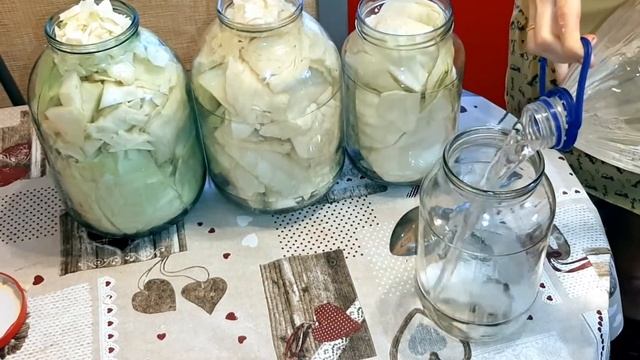 Хрустящая квашеная капуста. Самый простой рецепт - капуста, соль, вода!!! Крупными кусками!!!