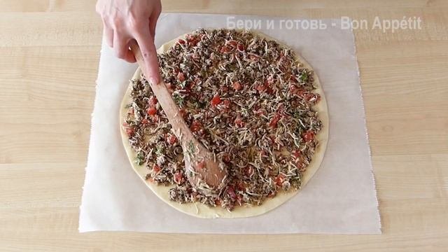 Быстрый отрывной пирог из готового слоеного теста.
