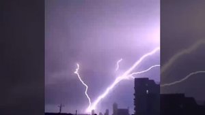 Одно из лучших видео молний, проходящих от земли к облакам.