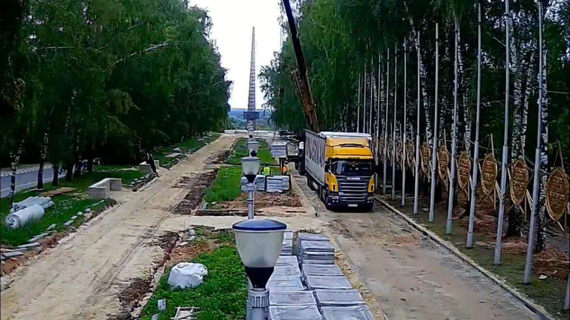 Реконструкция Аллеи боевой славы в городе Вязники. Разгрузка тротуарной плитки