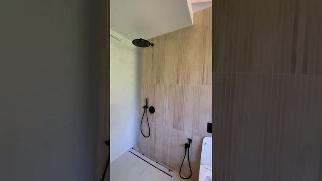 Отдельностоящая ванна на подиуме с подсветкой