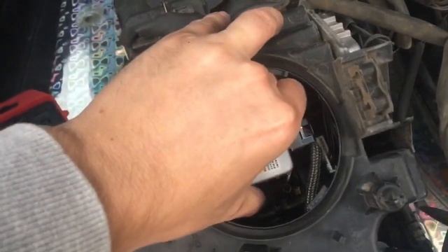 Замена ламп ближнего света(ксенон) Volvo xc90 смотреть онлайн