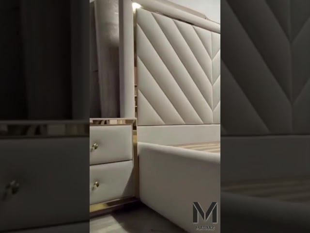 Мягкая кровать 160х200 с подъемным механизмом/ молдинг золото + прикроватные тумбы