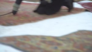 Женщины, выбивающие ковер