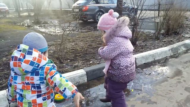 EvamoJet: Ходить по лужам, запускать кораблик по ручью, играть в игрушки весело! смотреть онлайн