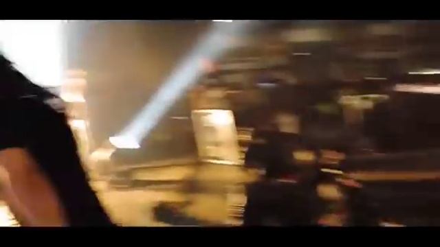 Skrillex hits his head смотреть онлайн