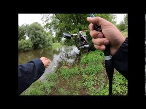 Джиговая щука по мутной воде на малой реке