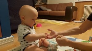 02.02.22 Малыш Роб играет с деревянным яйцом ?  Baby Rob is playing with a wooden egg