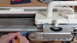 Обработка пледа полым шнуром на вязальной машине.