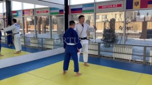 O Uchi Gari - зацеп голенью изнутри под разноименную ногу.