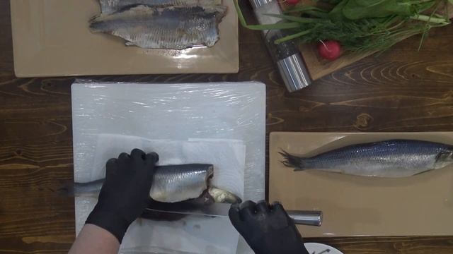 Как разделать селедку и оставить чистый стол.
