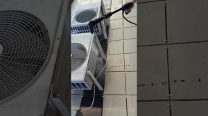 процесс мойки наружного блока кондиционера