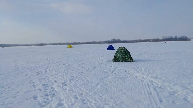 И снова на зимней рыбалке. Обогрев палатки свечкой и печкой из консервных банок. смотреть онлайн
