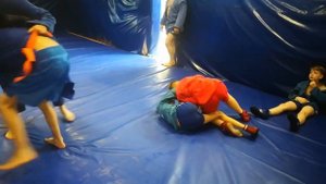 Борьба девочки с мальчиками. Самбо дети