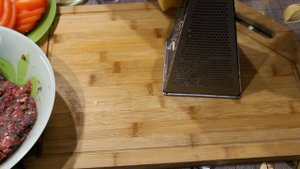 Котлеты из говядины c грибами и сыром.