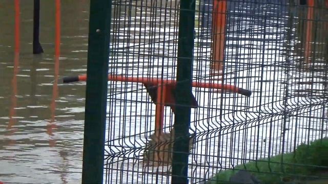 Потоп в Керчи.Речка Джарджава вышла из себя затопив Цементную слободку и воинскую часть 17 июня 21г смотреть онлайн