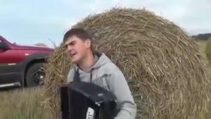 Парень красиво играет и поёт на гармошке