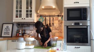 Смузи из киви и апельсинового сока. Дети готовят еду  сами без  родителей.
