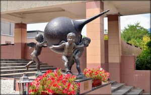 Клизма с ангелами! Оригинальный памятник. Где он находится.