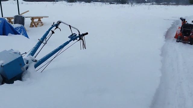 Снегоуборщик на гусеницах: быстро зачищает большие сложные территории