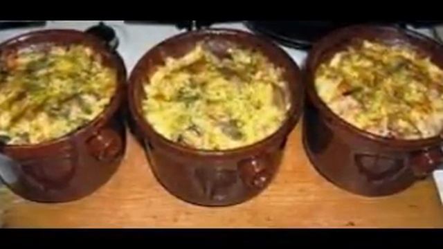 Жаркое из курицы или говядины в горшочках в духовке с грибами. Рецепт под видео.