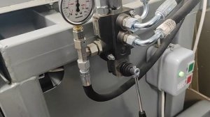 Работа гидравлического пресса для картона