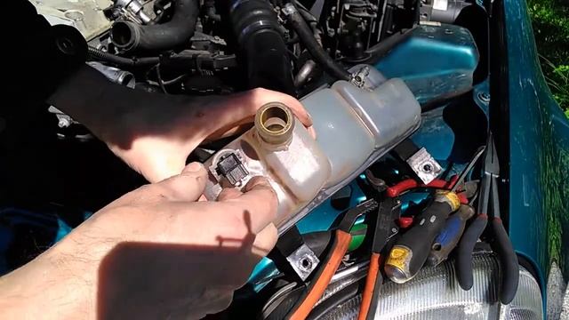 Jäähdytinnestemäärän anturin vaihto Mercedes-Benz SLK 230 -99 смотреть онлайн