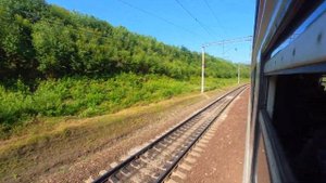 Поездка на электричке в Иркутске от ЖД-вокзала до платформы Кая. Вид из окна поезда. Сибирь