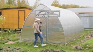 Закрыть или открыть двери и форточки теплицы на зиму?