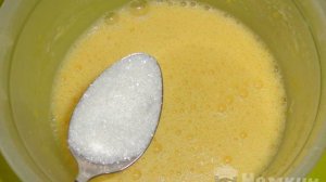 Шарлотка со сгущенкой и яблоками в духовке