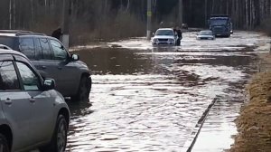 Затопило дорогу машины проезжают по капот в воде