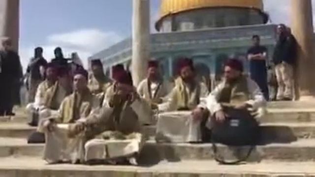 Мадихь 2.На фоне Мечети Къуббат Ас-Сахраh в Иерусалиме смотреть онлайн