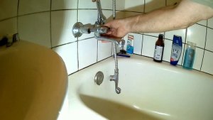 Это важно: снять остаток смесителя в ванной.