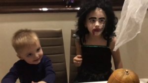 ХЭЛЛОУИН у Арины и Давида едим Глаза Крыс Черепа DIY Halloween Наш Декор комнаты и макияж
