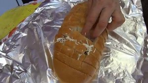 Молочный батон с сыром и чесноком в духовке! Ну очень вкусно!