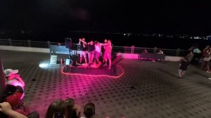 ПРОВОДА В ЦЕНТРЕ ГОРОДА, УДАРИЛО ТОКОМ #АНАПА УЛИЧНЫЕ МУЗЫКАНТЫ ЗАЖИГАЮТ
