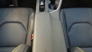 Toyota C HR 2024 яркий дизайн и гибридные установки Все подробности