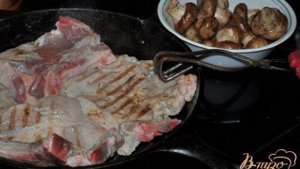 Свиные котлеты на косточке с грибами