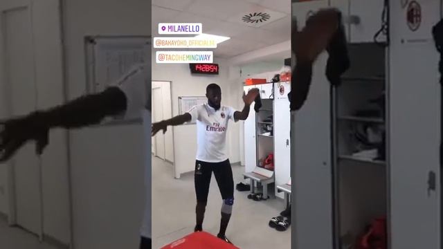 Bakayoko dances to "Taco Hemingway - Bakayoko"