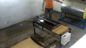 Ручной станок барабанного типа для производстве свечей. Пропускание фитиля. Свечной станок