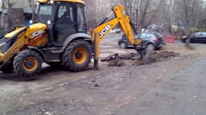 Экскаватор JCB с гидромолотом.
