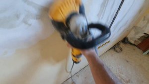 DeWalt DWE4257KT festék kaparás