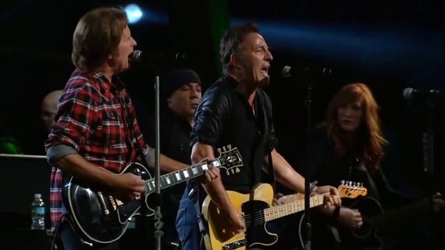 Bruce Springsteen w. John Fogerty - Fortunate Son - Madison Square Garden, NYC - 2009/10/29&30 смотреть онлайн