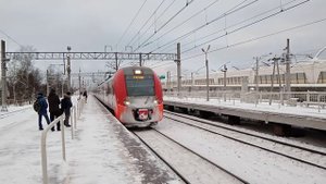 "Ласточка" ЭС2Г-008 прибывает на станцию Белоостров 06.02.2023 г.